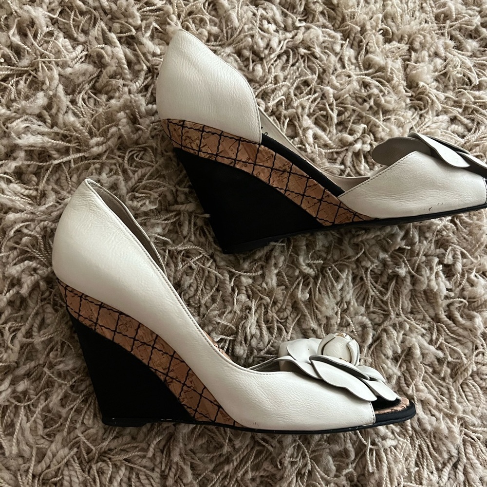 Chanel ivory leather Camellia d’orsay wedge with black accents - Picture 11 of 12